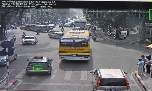 Phạt qua camera: Không tha xe biển xanh, biển đỏ