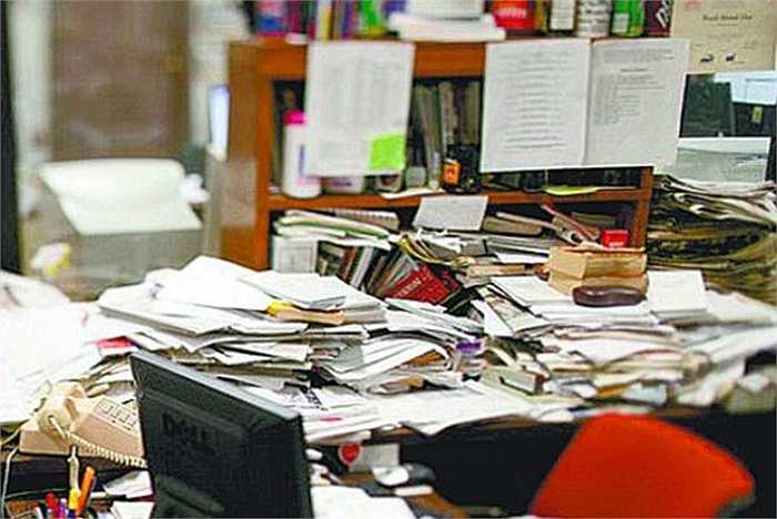 Bàn làm việc cần phải gọn gàng ngăn nắp. Nếu trên bàn lộn xộn giấy tờ, đồ đạc không chỉ khiến cho người khác thấy bạn là người cẩu thả mà về mặt phong thủy sẽ không tốt. Muốn rước được tài khí bạn phải luôn giữ bàn làm việc cho sạch sẽ, gọn gàng.