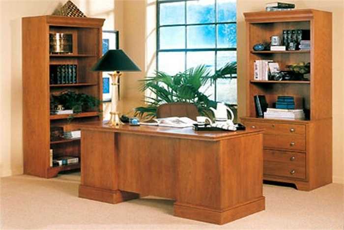 Cửa sổ chính là nơi lưu thông không khí cho cả căn phòng nên rất quan trọng. Nhưng nếu vị trí của bạn quay lưng lại phía cửa sổ sẽ không có lợi cho sự nghiệp và tài khí của bạn. Nếu cửa sổ cao hơn phần thân bạn thì không ảnh hưởng, nhưng nếu thấp hơn hoặc bị bạn chắn ngang đều không tốt.