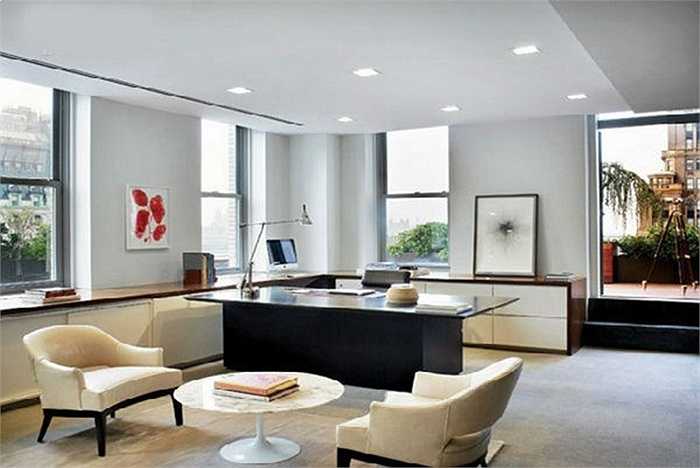 Cách hóa giải: hãy kê một cái tủ hoặc một cái bàn giấy ở phía sau lưng bạn để chắn sẽ hóa giải được thế kỵ phong thủy này.