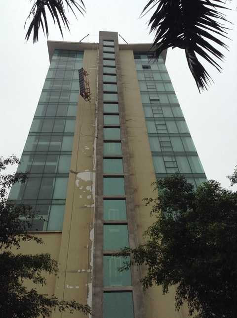 Bị treo lơ lửng trên tầng 12, hai công nhân hò hét kêu cứu