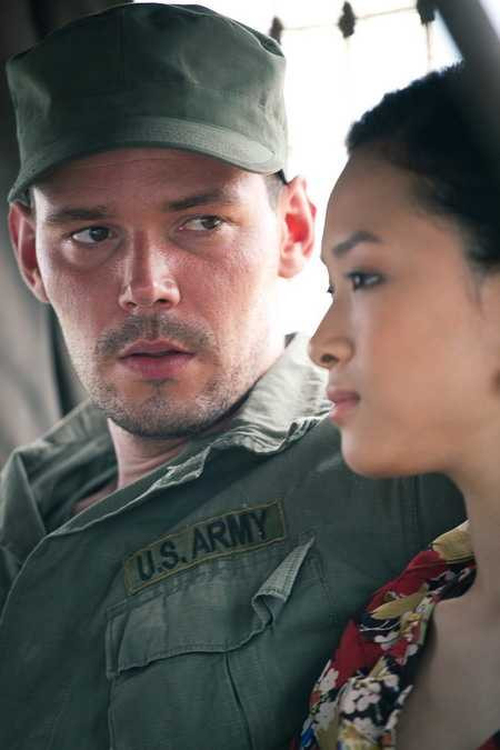 Trương Hồ Phương Nga và Vyacheslav Krikunov trong một cảnh quay.