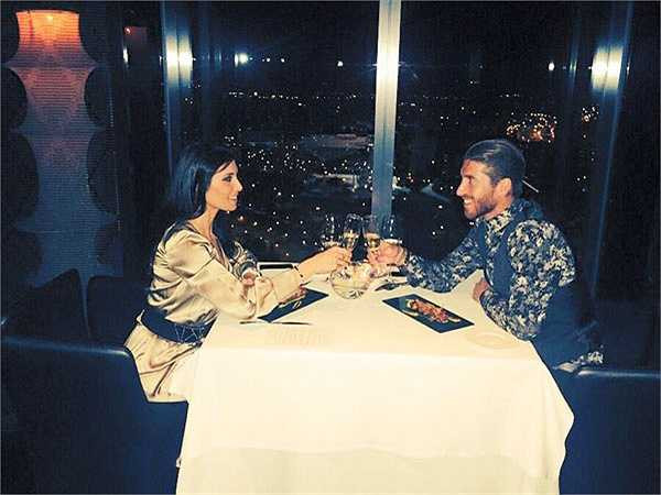 Hiện tại, người tình chính thức của Ramos là cô ca sỹ Rubio Pilar, người hơn anh đến 8 tuổi. Để kỷ niệm ngày sinh nhật, Pilar Rubio và Sergio Ramos trốn con tận hưởng một bữa tối lãng mạn chỉ có hai người. 