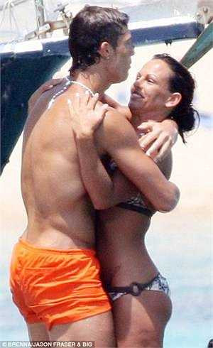 Hậu quả là, Ronaldo tức sôi máu, quyết định hoãn vụ chuyển nhượng đình đám sang Real và đá bay cô ả Gallardo lẳng lơ.