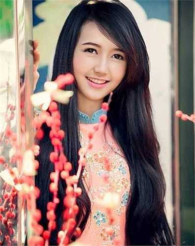 Hot girl Nhung Gumiho tên thật là Nguyễn Thị Hồng Nhung, sinh năm 1992, đến từ Quảng Bình. 