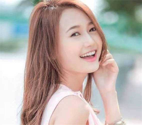 Nụ cười tỏa nắng của hot girl nhóm Phở.