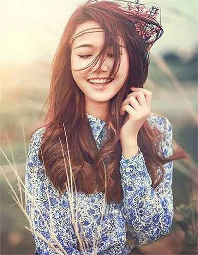 Nhung chia sẻ: 'Mình có thể đi mua sắm, xem giày cả ngày mà không biết chán và mình cũng đang sở hữu một bộ sưu tập giày với nhiều đôi khác nhau về màu sắc, kích cỡ'. 