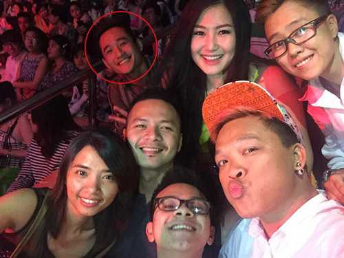Cả hai cùng nhau đi xem ca nhạc cùng bạn bè.