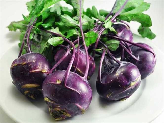 Su hào tím có vỏ củ, cọng lá và gân lá đều màu tím nhưng bên trong lõi vẫn có màu trắng như các giống su hào thường. Chúng có rất ít lá và lá rất ngắn, cỡ 15 - 20 cm, cọng mỏng. Hạt giống su hào đặc biệt này có giá bán khá cao, khoảng 25.000 - 3000 đồng/gói 2gr.