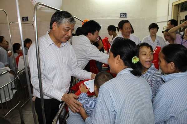  Thứ trưởng Bộ Lao động Thương binh và Xã hội ông Doãn Mậu Diệp tặng quà cho các cháu sau khi được mổ mắt.