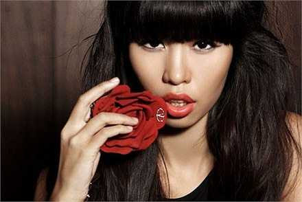 Cô ca sĩ chân dài cũng để lại câu hỏi còn bỏ ngỏ: 'Liệu với quan niệm an toàn của mình, phụ nữ Việt chúng ta đã vô tình ra giới hạn cho hạnh phúc và dần trở nên … mất điểm, thiệt thòi so với phụ nữ thế giới?'