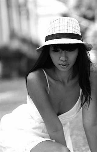 'Câu chuyện về cuộc đời tôi, câu chuyện về showbiz, nhưng tôi tin rằng có hàng triệu cô gái trẻ có thể nhìn thấy họ trong tôi, có thể nhìn thấy những trăn trở của mình trong những trăn trở của tôi, chia sẻ của mình qua những chia sẻ của tôi'