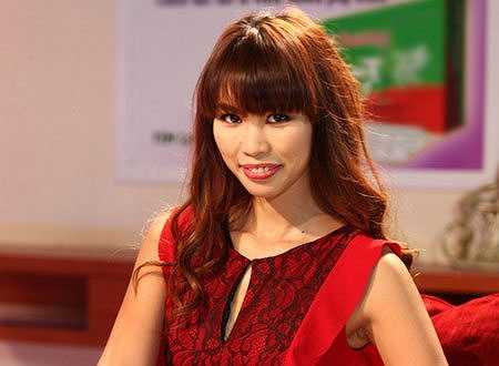 'Tôi chưa bao giờ nhận được bất kể lời đề nghị khiếm nhã nào. Nhưng tôi nghĩ, thái độ, cách cư xử của mình như thế nào thì người ta mới có những lời đề nghị thiếu tôn trọng. Những hình ảnh trong người mẫu, âm nhạc của tôi có thể rất mạnh mẽ, gợi cảm, nhưng cá tính của tôi ngoài đời lại nghiêm túc và khép kín và tôi cũng ít khi la cà ngoài những lúc làm việc. Có thể chính vì vậy mà chưa bao giờ tôi gặp phải những trường hợp khiếm nhã nào' - Hà Anh thẳng thắn chia sẻ về mối quan hệ đại gia