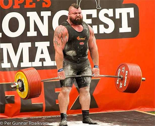 Eddie Hall, người có biệt danh là 'quái vật', đã thiết lập kỷ lục thế giới mới sau khi thành công nâng mức tạ 462 kg, tương đương với 1018,5 pound. 
