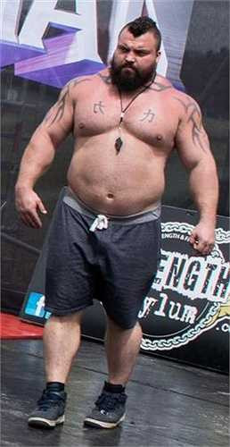 Một số hình ảnh khác của người đàn ông khỏe nhất nước Anh. 