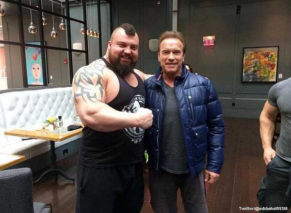 Lực sĩ 27 tuổi người Anh đã thực hiện điều không tưởng này tại sự kiện Arnod Classic ở Úc trước đông đảo khán giả theo dõi. 