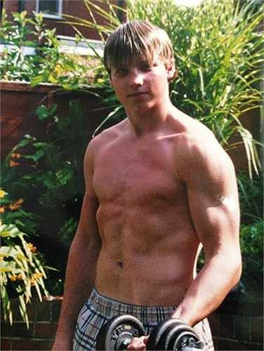 Hình ảnh Eddie hồi năm 2002, lúc anh 15 tuổi, nặng 92 kg, cao 1m87. Khi đó, anh là nhà vô địch nước Anh ở môn bơi - phá vỡ kỉ lục 400m tự do, vô địch quốc gia các cự ly 50, 100, 400 và 1500m tự do. 