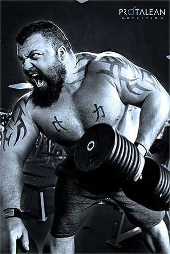 Eddie Hall đã xô đổ kỷ lục nâng tạ có dây đai 461 kg mà Benedikt Magnusson thiếp lập vào năm ngoái và bỏ xa kỷ lục của Hafþor Bjornsson với mức tạ 447 kg không có dây đai.