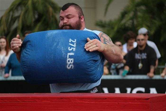 Phát biểu sau khi phá vỡ kỷ lục thế giới, Eddie Hall cho biết: 'Arnold Schwarzenegger đã cổ vũ tôi và còn high-five với tôi sau sự kiện, mặc dù lúc đầu tôi còn lơ ông ấy. Khoảnh khắc khi bạn nâng mức tạ 462kg và có Arnold Schwarzenegger cổ vũ là vô giá!'.