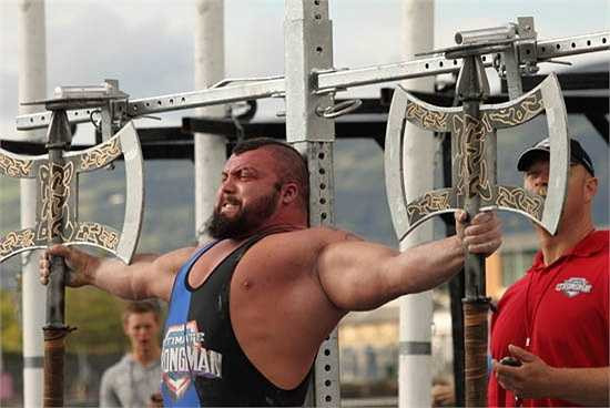 Hiện tại, lực sĩ 27 tuổi cao 1m89, nặng 173 kg. 