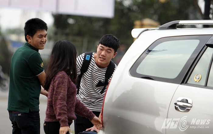 U23 Việt Nam hội quân ngày 24/2 (mùng 6 Tết). Trong số các tuyển thủ, Xuân Trường là người đến sớm nhất bất chấp vết đau chưa lành (Ảnh: Quang Minh)