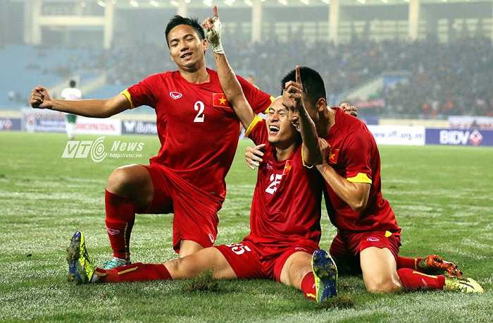 Người tỏa sáng tối hôm ấy lại là cựu tuyển thủ Olympic Việt Nam, Huy Toàn. Cầu thủ SHB Đà Nẵng cùng với đội trưởng Ngọc Hải là những người chắc suất đá chính trong đội hình HLV Miura (Ảnh: Quang Minh)