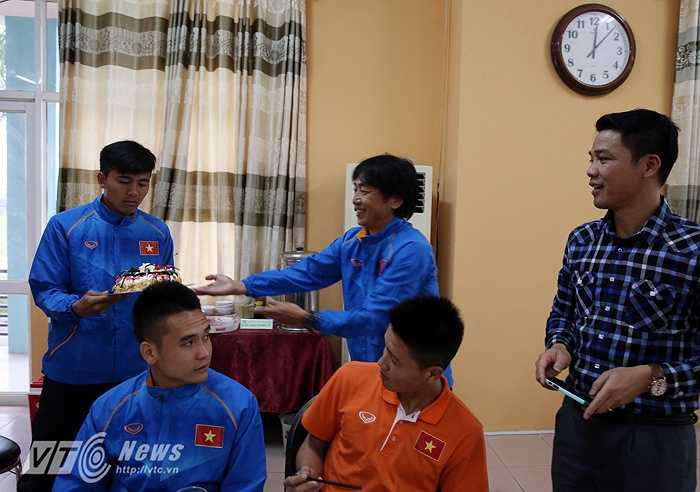 U23 Việt Nam tập trung không chỉ có tập luyện. HLV Miura còn rất chú ý đến cuộc sống nơi hậu trường. Trong ảnh, thầy Nhật gửi bánh sinh nhật tặng cậu học trò Mạnh Hùng (Ảnh: Quang Minh)