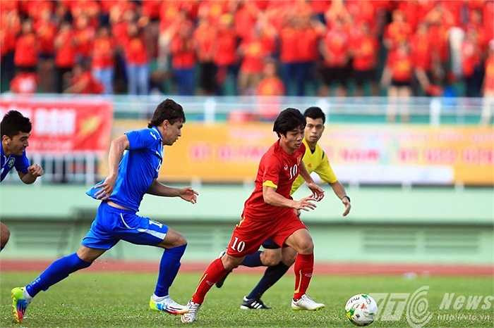 Trận đấu đầu tiên Công Phượng đá chính là khi gặp U23 Uzbekistan (Ảnh: Quang Minh)