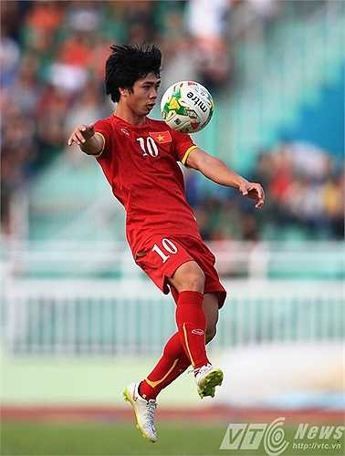 Trận này, anh được giao khá nhiều bóng và thoải mái cầm bóng đột phá. Tuy nhiên, hiệu quả mà cầu thủ mang áo số 10 mang lại không cao. Hệ quả là U23 Việt Nam hòa không bàn thắng (Ảnh: Quang Minh)