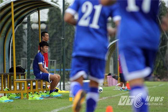 Buồn nhất những ngày đầu chính là Xuân Trường. Cầu thủ gốc Tuyên Quang hầu như chỉ tập một mình cùng bác sĩ của đội. Anh cũng xác định gặp phải đa chấn thương, khi cùng lúc đau cả vùng bụng, cổ chân và hông (Ảnh: Quang Minh)