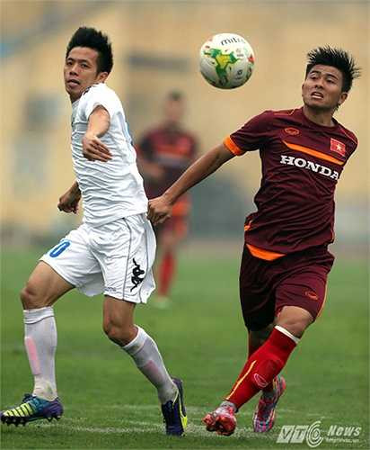 Tròn 10 ngày hội quân, U23 Việt Nam bước vào trận giao hữu đầu tiên với Hà Nội T&T. Rất bất ngờ khi trung vệ Mạnh Hùng lại là người mở hàng cho toàn đội với cú sút phạt đẹp mắt (Ảnh: Quang Minh)