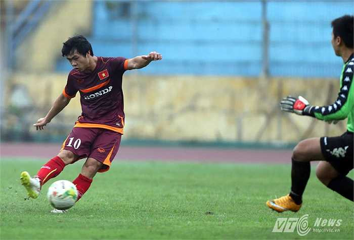 Tiền đạo xứ Nghệ tận dụng triệt để sai lầm của Đại Đồng để ấn định chiến thắng 3-1 (Ảnh: Quang Minh)