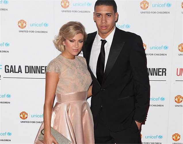 Hậu vệ Man Utd Chris Smalling kém bạn gái Sam Cooke 4 tuổi.