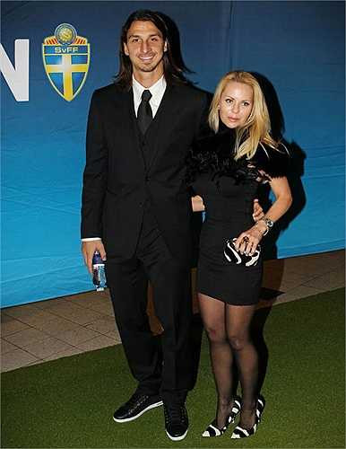  Zlatan Ibrahimovic có thể to tiếng ngoài sân cỏ chứ về nhà, anh luôn nghe lời cô vợ Helena Seger, người hơn anh tới 11 tuổi