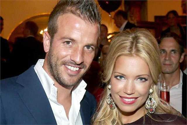 Rafael Van der Vaart (Hamburg SV) - kém vợ cũ Sylvie Meis 5 tuổi. Họ vừa chia tay năm 2013 sau 8 năm chung sống