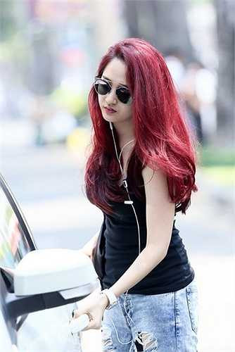 Nữ ca sĩ rạng rỡ trên phố với mái tóc nổi bật cùng ngoại hình xinh đẹp. Đây là đêm thi loại trực tiếp nhưng với lợi thế về vũ đạo, Bảo Anh có nhiều cơ hội để thể hiện.