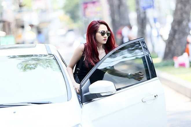 Hòa âm ánh sáng đánh dấu sự lột xác ấn tượng của Bảo Anh khi giã từ hình ảnh ngọt ngào của dòng nhạc pop ballad để chuyển sang phong cách quyến rũ, gợi cảm với dance.