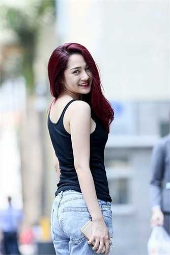 Chỉ trang điểm nhẹ với son môi đậm, Bảo Anh thu hút sự chú ý trên phố Sài Gòn. Với lợi thế về ngoại hình và vũ đạo, nữ ca sĩ Nhớ nhung từng bước khẳng định bản thân ở thể loại dance vốn được ưa chuộng thời gian gần đây.