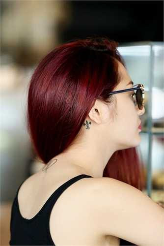 Bảo Anh diện trang phục khỏe khoắn để lộ những hình xăm cá tính. Song song với việc tham gia The Remix, nữ ca sĩ vừa tung MV Nhớ nhung để chiều lòng người hâm mộ. Khán giả rất bất ngờ với màn khóa môi giữa cô và Kelly trong MV này. Ca khúc đang đứng thứ 4 trên bảng xếp hạng của Zing Mp3.