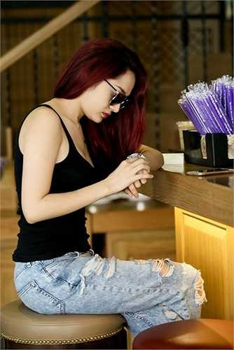 Bảo Anh hẹn gặp nhà sản xuất âm nhạc Addy Trần nhưng anh đến trễ khiến cô sốt ruột.