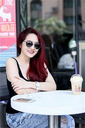 Giọng ca Và em đã biết mình yêu di chuyển ra phía ngoài để đợi Addy Trần.