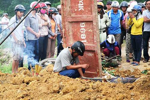 Chồng bới đất tìm vợ bị xe ben chở đất vùi lấp