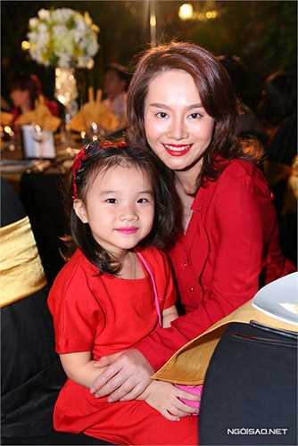 Ca sĩ Thu Phượng đưa con gái đi đám cưới cùng. Hai mẹ con cô diện trang phục ton-sur-ton đỏ nổi bật.