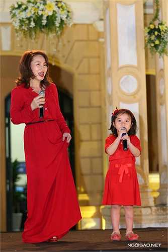 Trong tiệc cưới, mẹ con nữ ca sĩ song ca ca khúc 'Bốn chữ lắm'. Thu Phượng còn hát tặng vợ chồng Dustin nhạc phẩm 'Yêu em dài lâu' của Đức Huy.