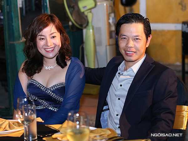 Vợ chồng diễn viên Thái Hòa đến khá trễ.