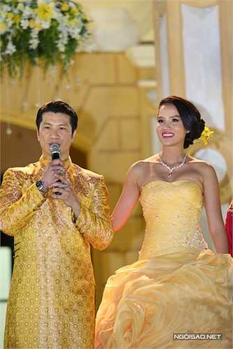 Tiệc diễn ra kín đáo, không được chia sẻ rộng rãi trên truyền thông, chỉ có họ hàng và bạn bè thân nhất được mời dự. 