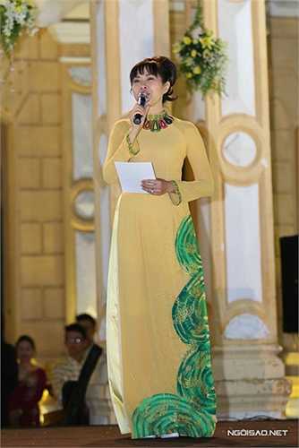 MC Quỳnh Hoa dẫn dắt tiệc cưới. Nguồn: Ngoisao.net