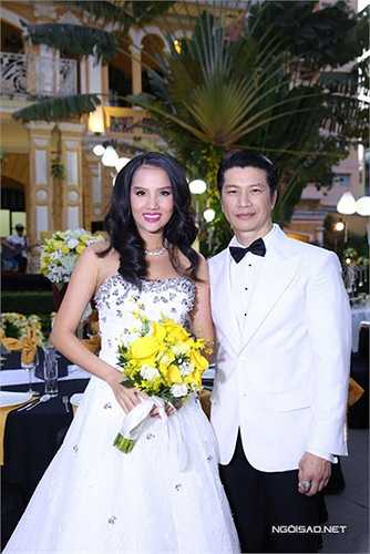Tiếp đó là các ca khúc ca ngợi tình yêu và mùa xuân lãng mạn. Ca sĩ Thu Phượng cũng góp vui với ca khúc Yêu em dài lâu của nhạc sĩ Đức Huy.