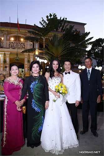 Cô dâu, chú rể bên bố mẹ hai bên. Toàn bộ trang phục của cô dâu, chú rể và bố mẹ đều do nhà thiết kế Việt Hùng thực hiện.