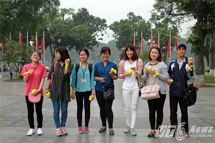 Sáng ngày (21/3), nhóm bạn trẻ với dự án Phủ vàng 6.700 cây xanh đã bắt đầu xuống đường để buộc ruy băng và thắt nơ cho những hàng cây trên đường phố Hà Nội.